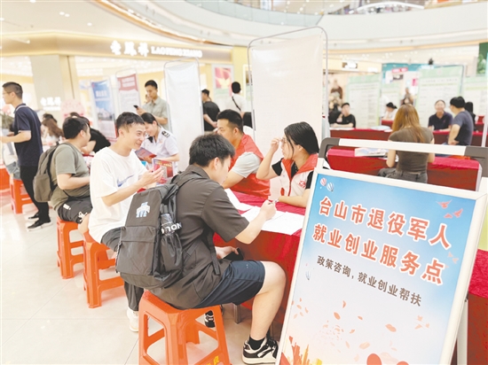 活动吸引不少退役军人前来咨询。