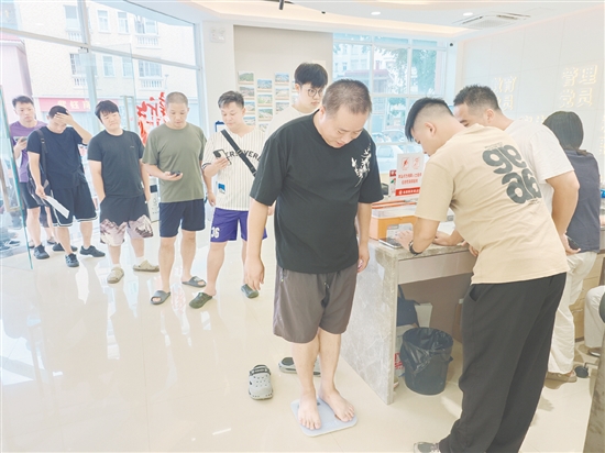 龙口镇联合本土餐饮企业举办“赘肉换龙口鲜卑牛肉”活动，让群众以减肥的方式换取美食奖励。
