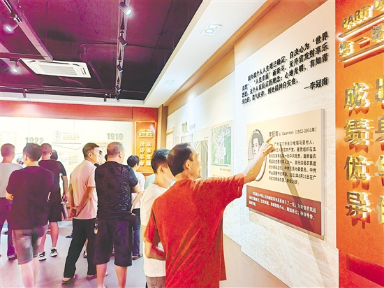 李冠南事迹展吸引了不少游客前来参观学习。