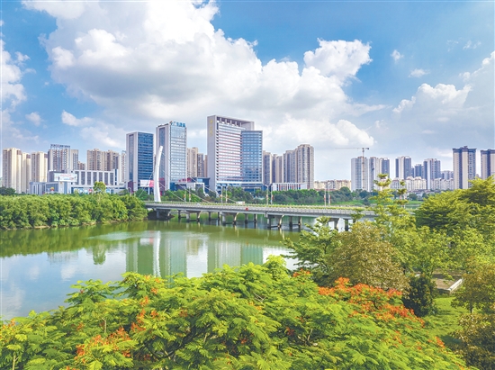 将自然生态、现代建筑与本土文化完美融合的设计，既让锦江国际新城成为恩平的城市地标，也重新定义了县级城市的美学标准。