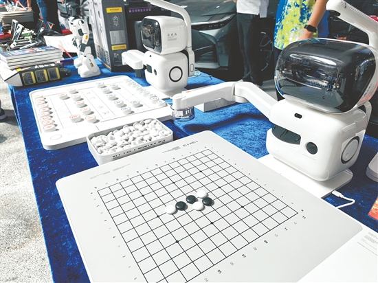 活动中，市民可以体验和AI下棋机器人对弈。