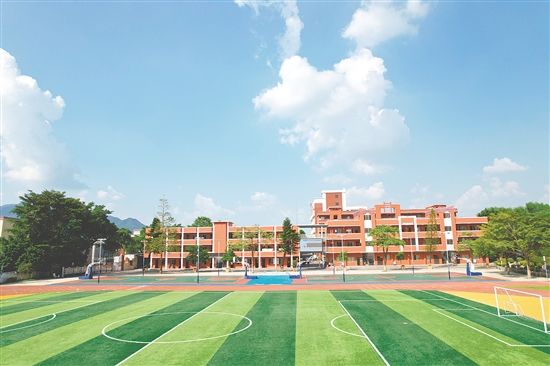 恩平市冯如小学大槐校区环境优美，为外来务工人员子女提供优良学习环境。