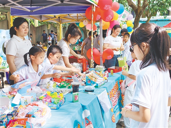 恩平市成德小学举办义卖活动。 恩平市成德小学举办义卖活动。