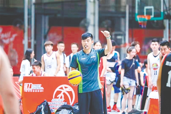 区伟伦在校园比赛中担任裁判。
