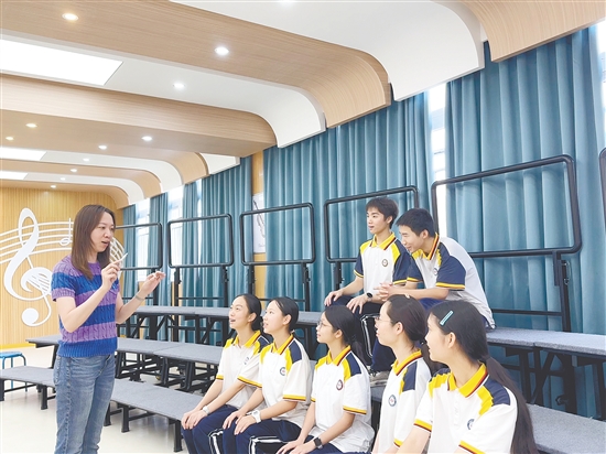 张倩红在指导学生合唱。