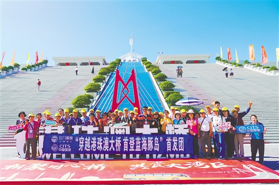 中老年群体更偏向于跟团游。
