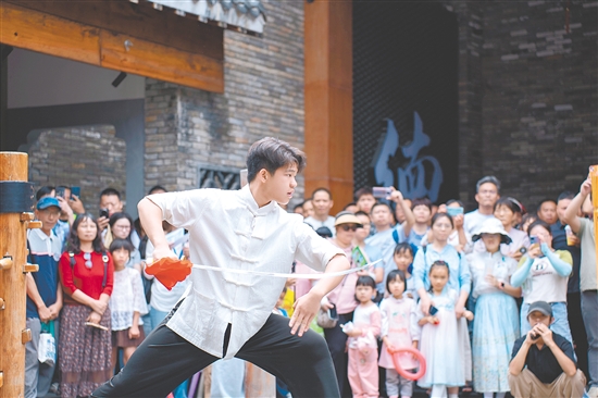 古劳水乡精彩的表演吸引众多亲子家庭。 古劳水乡精彩的表演吸引众多亲子家庭。
