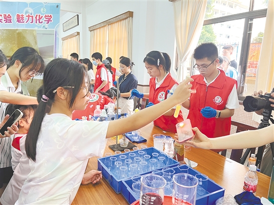 同学们参与趣味实验活动。