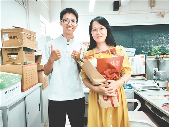 陈雄乾回母校探望老师。