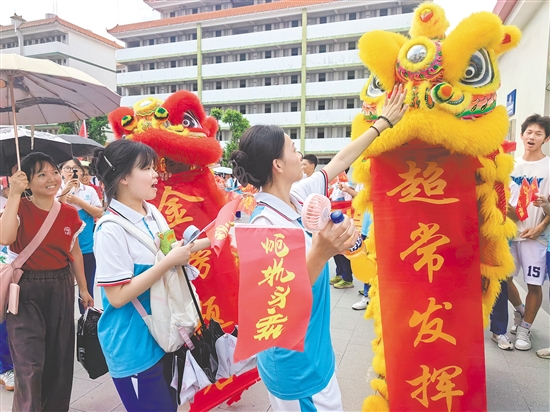 新会梁启超纪念中学举行送考仪式，考生们摸摸狮头，寓意“独占鳌头”。