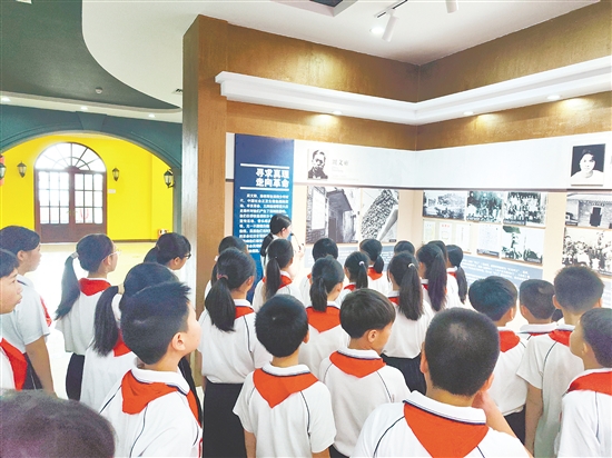 小学生在周文雍陈铁军烈士纪念馆开展爱国主义教育。