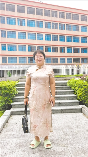旗袍配拖鞋，江门家长陪考松弛感满满。