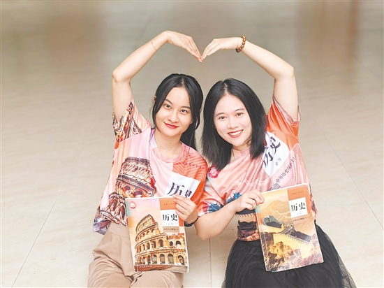 两位历史老师把“历史书”穿在身上。