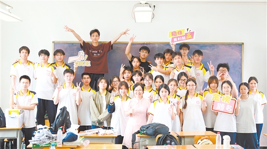 陈荔老师和学生们合影留念。 陈荔老师和学生们合影留念。