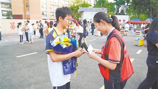 考生向小记者赠送他在高考时用的笔。 考生向小记者赠送他在高考时用的笔。