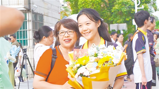 考生捧花与家长合影。 考生捧花与家长合影。