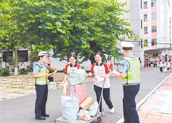 警察给考生们派发交通安全宣传单。