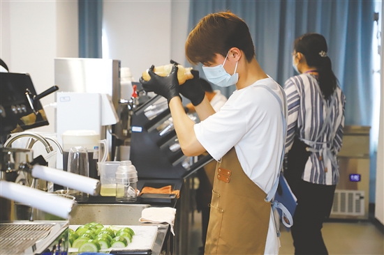 首批调饮师考评现场。