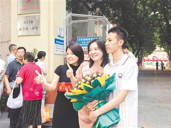 高考结束，家长第一时间为孩子送上鲜花和祝福。