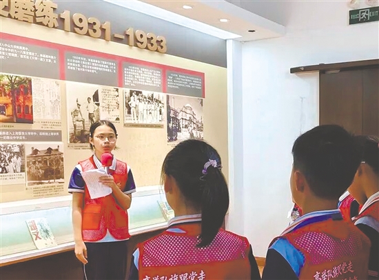 红领巾讲解员在林基路红色教育基地开展模拟讲解实训。