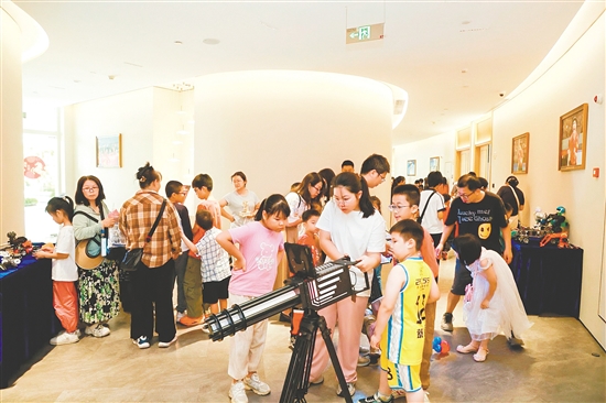 台山博富·福美城常态化开展亲子烘焙、主题读书会、科创体验等活动。