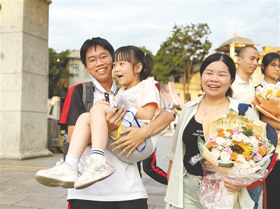 家长、亲友迎接走出考场的考生，送上鲜花和祝福。