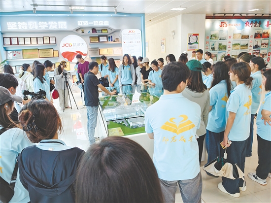 广东科学技术职业学院师生深入台山企业参观。