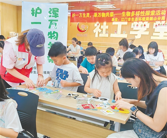 家长和孩子充分发挥想象力，制作专属动物面具。