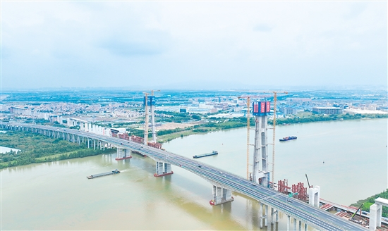广中江特大桥跨虎跳门水道斜拉桥施工现场。