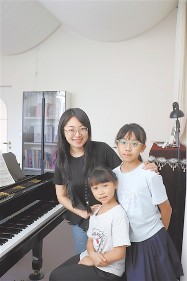 区珮莹留学归来后，选择回到家乡奇榜村教孩子们学钢琴。受访者供图
