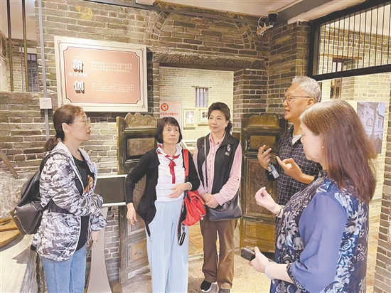 谢创儿子谢军威（右二）在中山楼讲述谢创革命经历。塘口镇供图