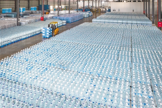 广东恩州山泉水有限公司的天然饮用水品牌“碧水天露湖”畅销粤港澳。 广东恩州山泉水有限公司的天然饮用水品牌“碧水天露湖”畅销粤港澳。