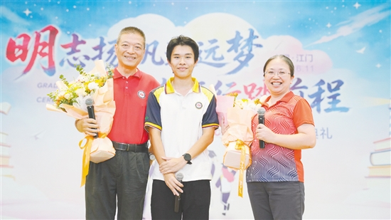 师生合作演绎《红楼赞》。