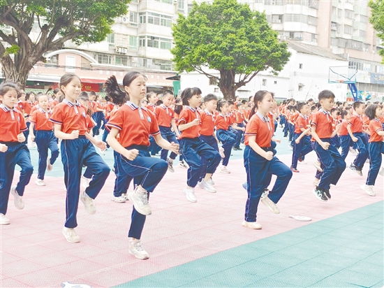 学生在操场上活动。