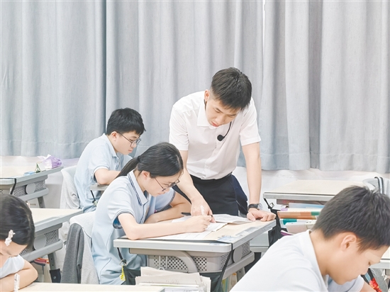 课堂上，老师用心辅导学生。