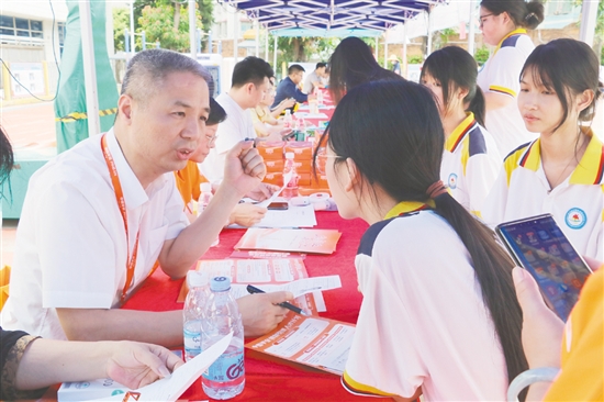 现场招聘区域，学生与企业代表积极沟通。