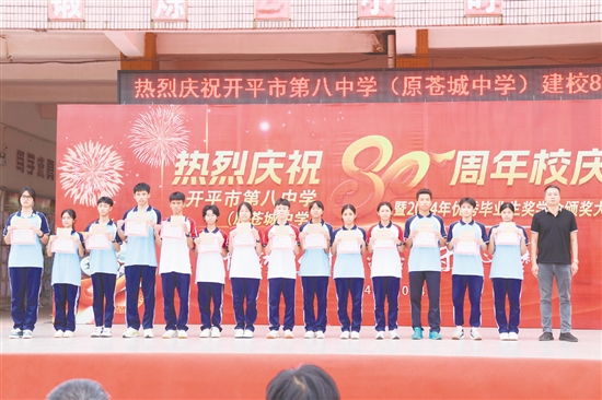 苍城商会设立奖教奖学和扶困助学专项基金,让教育帮扶有了“源头活水”。 苍城商会设立奖教奖学和扶困助学专项基金,让教育帮扶有了“源头活水”。