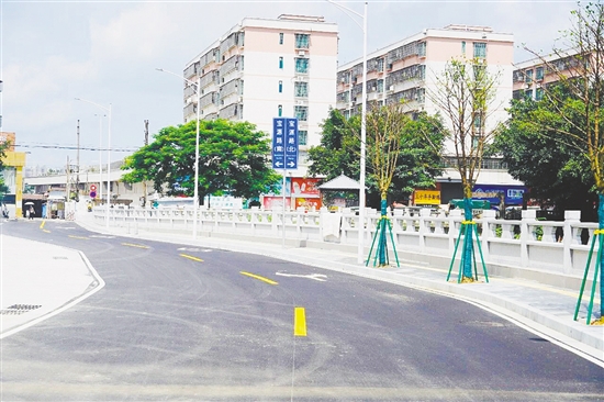 三埠街道宝华路交通标线清晰。 三埠街道宝华路交通标线清晰。