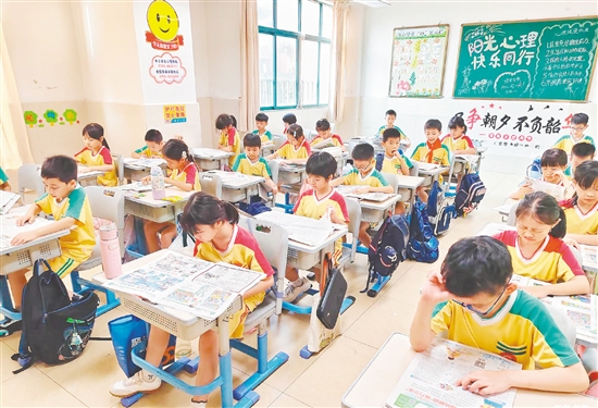午餐后，睦洲小学的教室里，同学们静心读报。