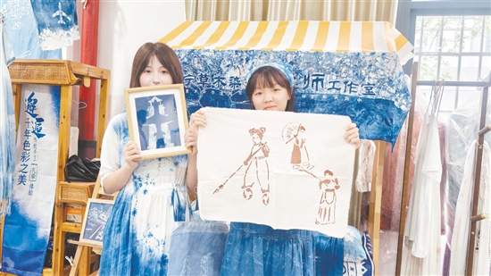 广科院师生创作了一系列以台山鳗鱼、飘色、碉楼等为题材的草木染作品。
