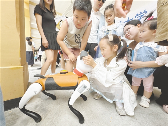 机器人、机器狗、水下机器人等高科技产品，为师生们带来一场沉浸式科创盛宴。
