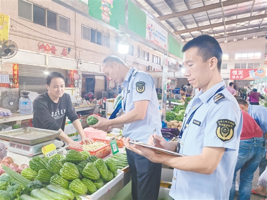 杜阮市场监管所执法人员到农贸市场检查杜阮凉瓜。