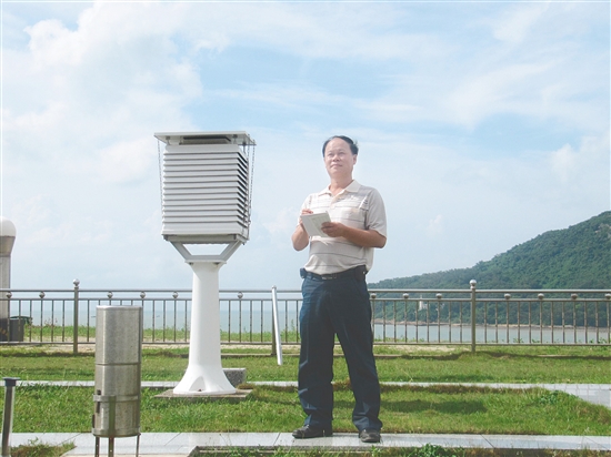 杨万基正在记录气象数据。受访者供图