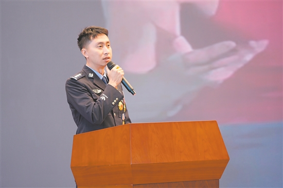 李建昀在广东省公安厅新警培训思政课上宣讲。
