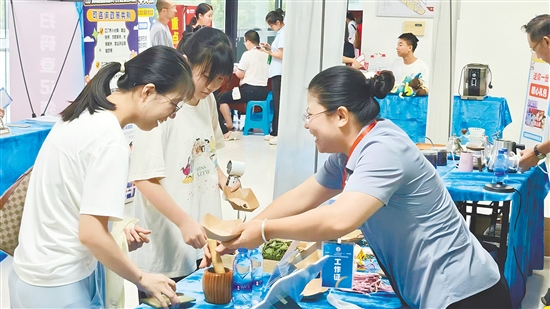 启动仪式现场设置了传统手工艺体验环节。 启动仪式现场设置了传统手工艺体验环节。