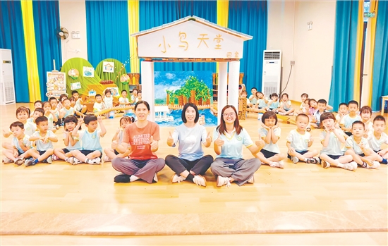 老师与孩子们展示课题成果。