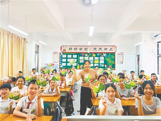 侨园路小学将端午文化融入主题班会与书法课堂。
