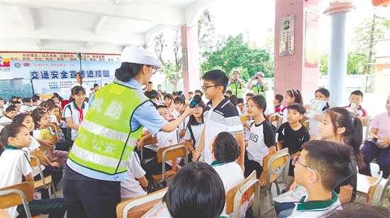 趣味交通知识问答环节同学们热情高涨,积极举手、踊跃抢答 趣味交通知识问答环节同学们热情高涨,积极举手、踊跃抢答