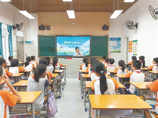 星光校区学子们在学习近视防控知识。 星光校区学子们在学习近视防控知识。