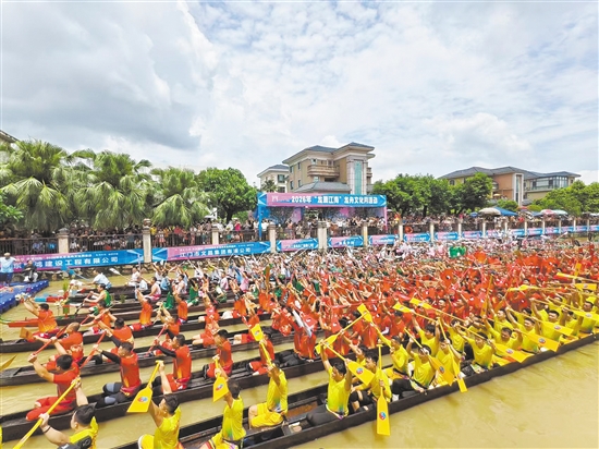 端午节当天,江海区上演两场龙舟盛事，活动氛围热烈。图为在张围河举办的礼乐八坊龙舟贺端阳活动现场。况琼琪